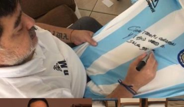 Sortearán una camiseta firmada por Maradona a quienes donen fideos y arroz