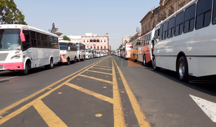 Transportistas se manifiestan en Centro de Morelia para exigir apoyo por contingencia