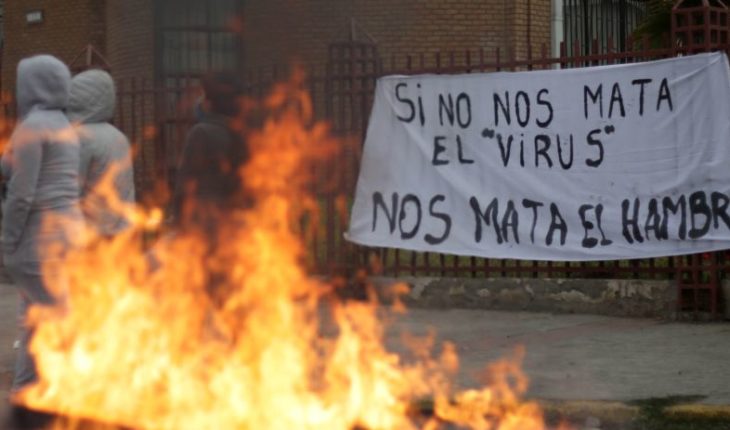 Vecinos de La Pintana protestan por falta de alimentos y atención a pacientes