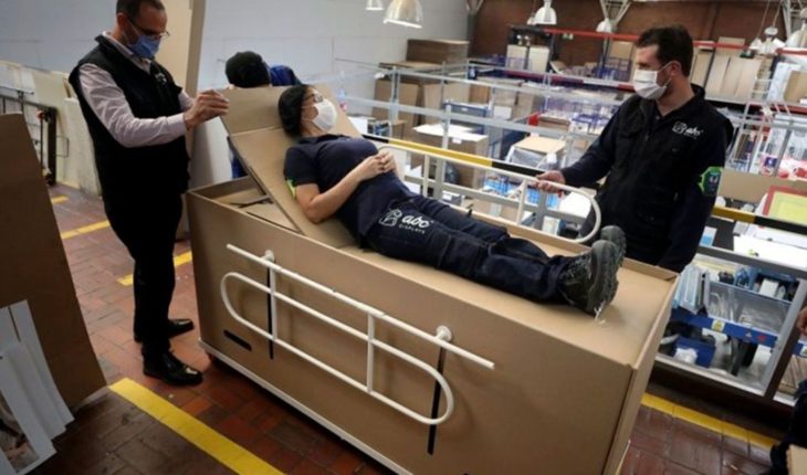 translated from Spanish: A cardboard stretcher that is made coffin: a controversial invention in Colombia