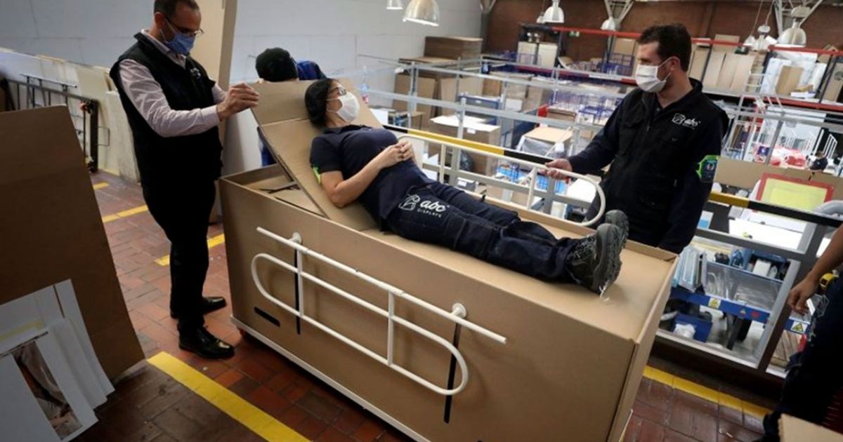 A cardboard stretcher that is made coffin: a controversial invention in Colombia