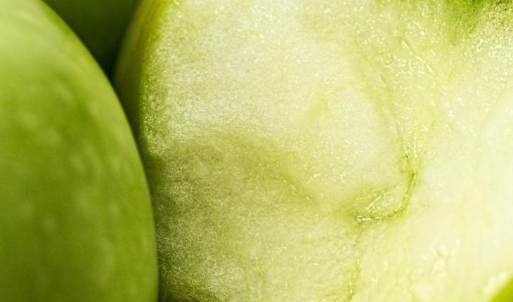 translated from Spanish: Apple and lemon juice helps produce collagen