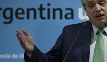 translated from Spanish: Argentina negotiates debt restructuring under default threat