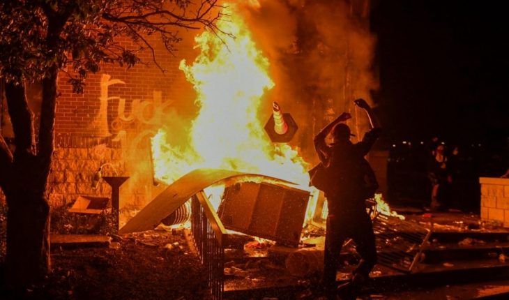 translated from Spanish: Burn police station during protests in Minneapolis, USA