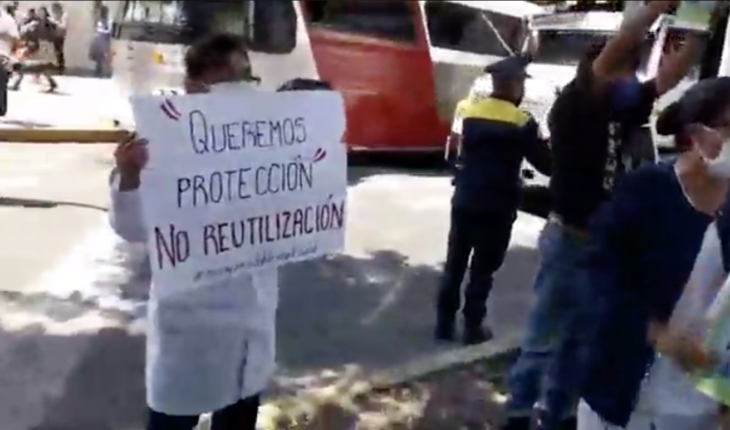 translated from Spanish: INER health staff protests lack of medical equipment