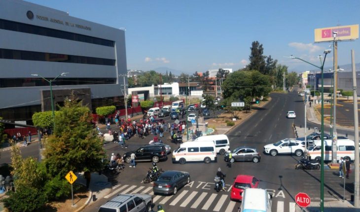 translated from Spanish: Normalists from Michoacán were demonstrated outside the Judiciary of the Federation