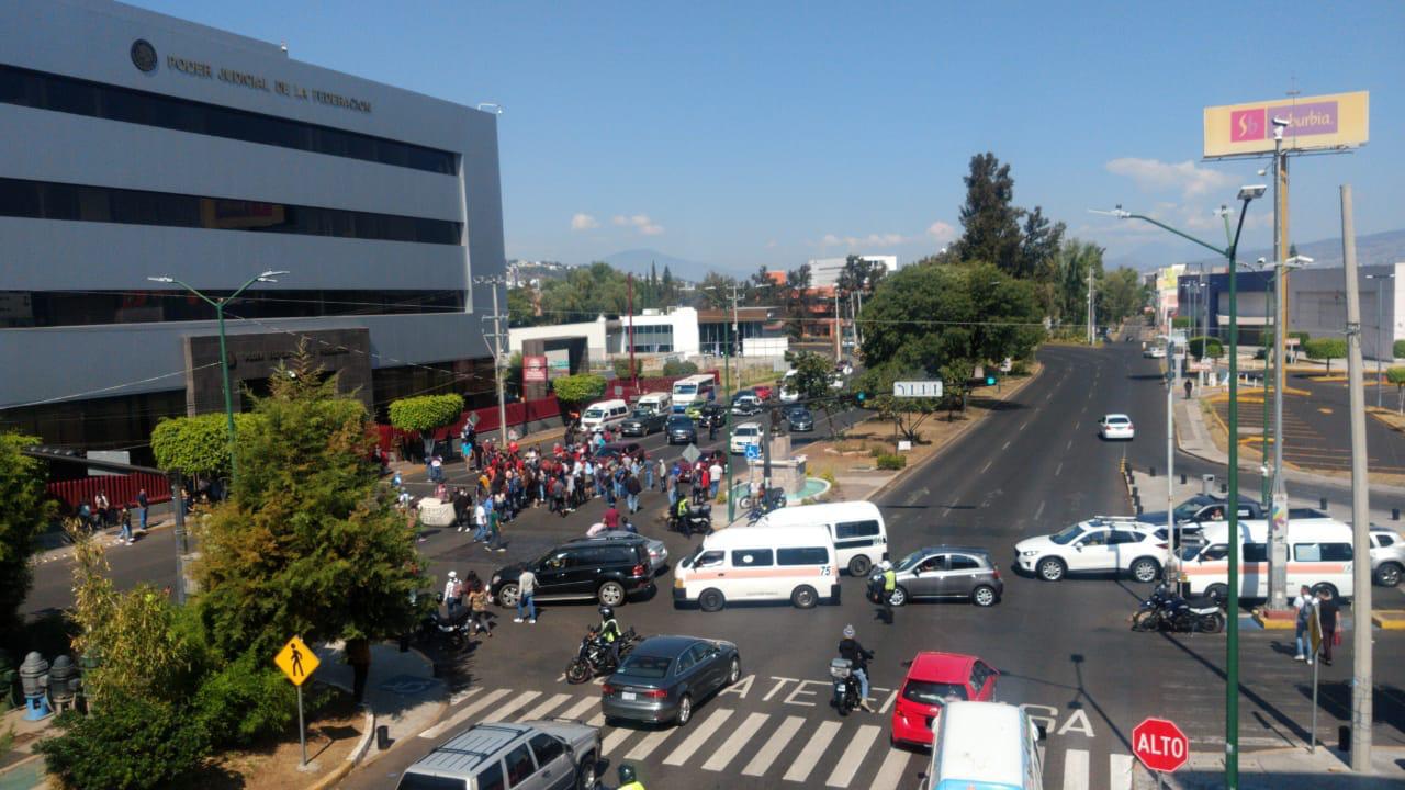 Normalists from Michoacán were demonstrated outside the Judiciary of the Federation