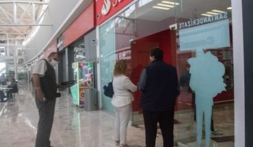translated from Spanish: Santander cashiers hold user cards