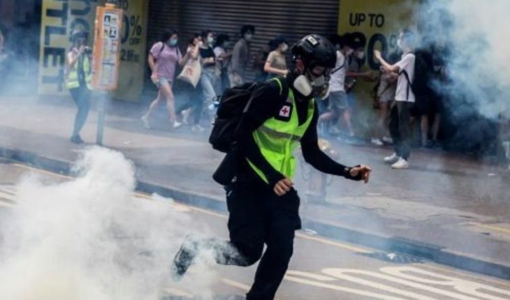 translated from Spanish: Tear gas suppresses demonstrations in Hong Kong