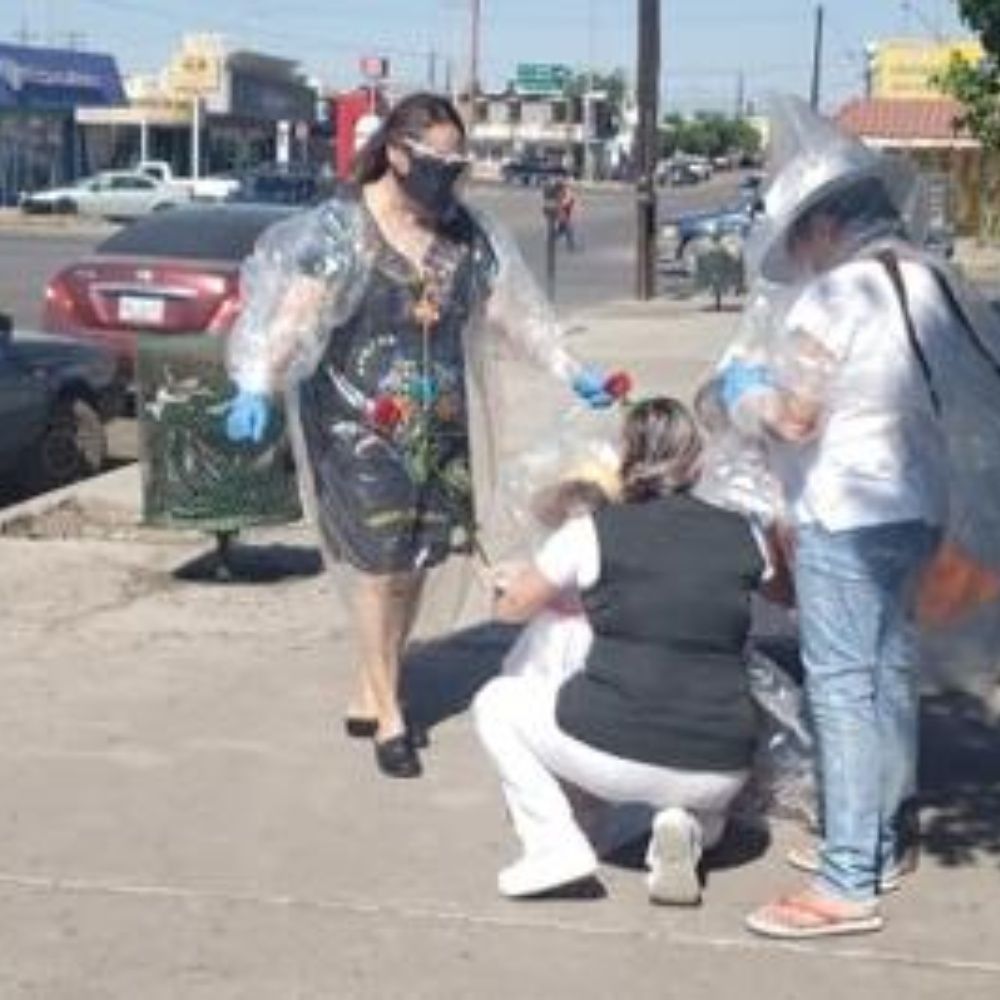 They cover children with plastic to hug their mom nurse in Chihuahua