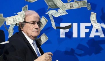 Acusan a Blatter de regalar un millón de dólares