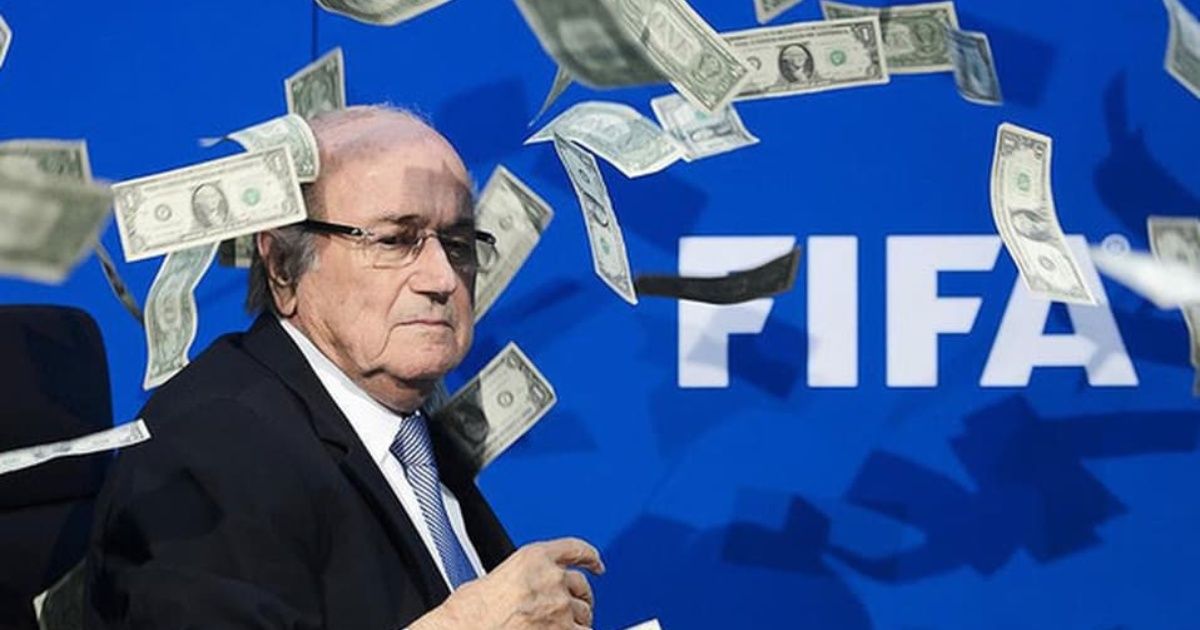 Acusan a Blatter de regalar un millón de dólares