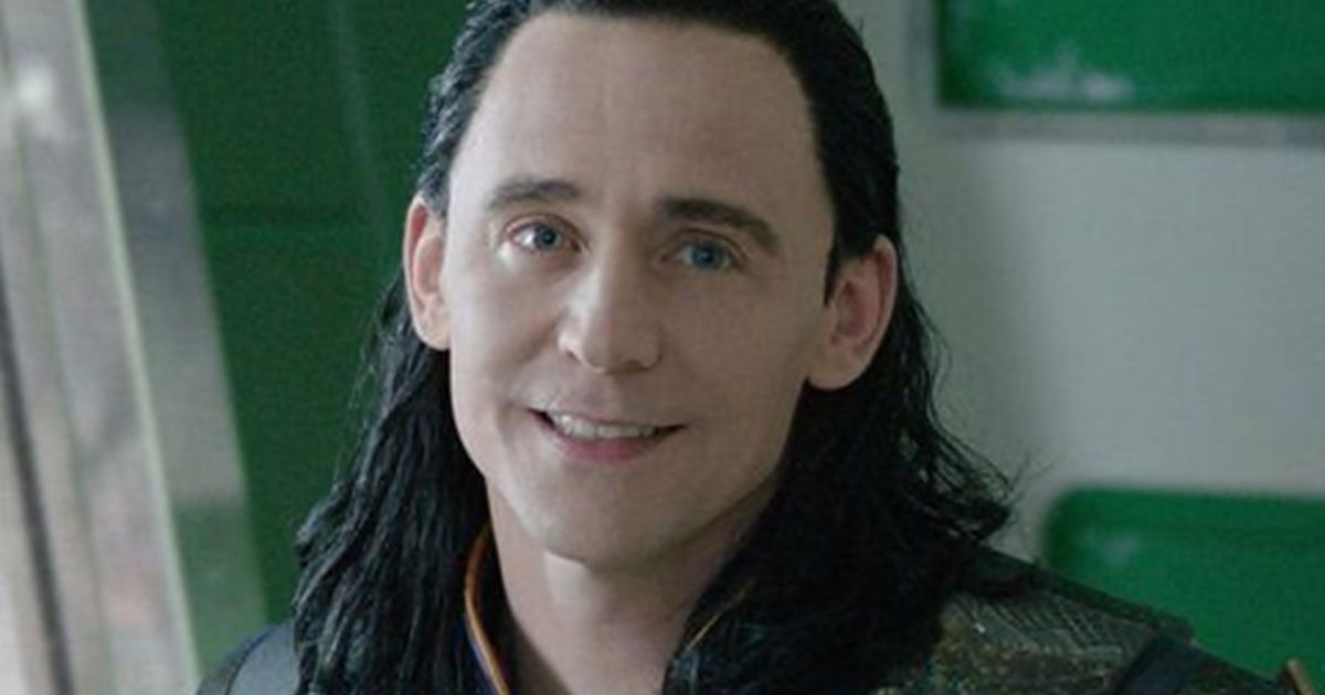 Con el pelo de Loki, Tom Hiddleston transmitió en vivo y fue furor en redes