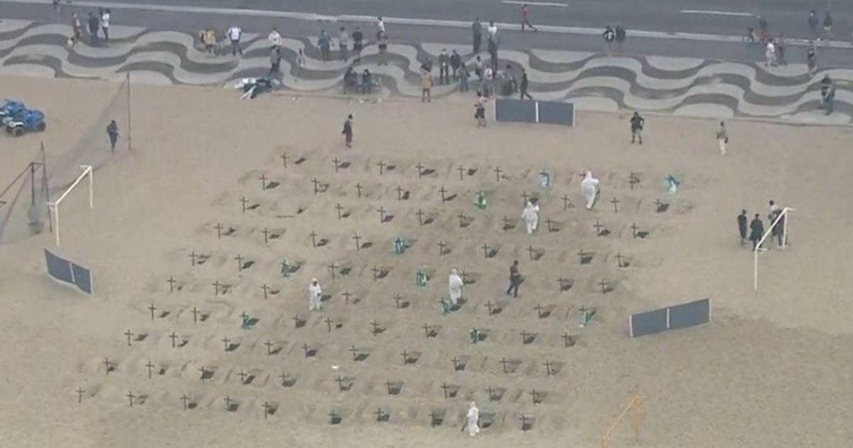 Coronavirus en Brasil: cavaron tumbas simbólicas en la playa de Copacabana