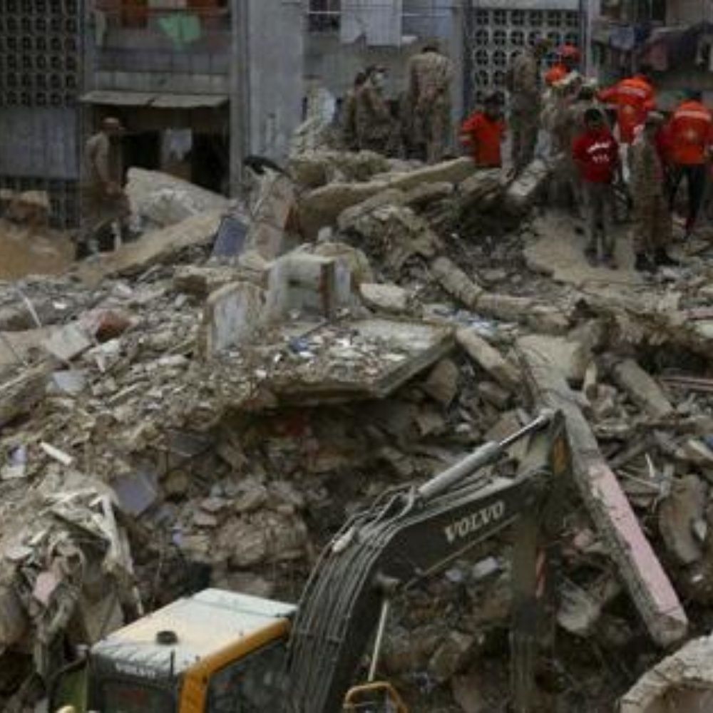 Derrumbe de edificio en Pakistán deja 13 muertos (VIDEO)