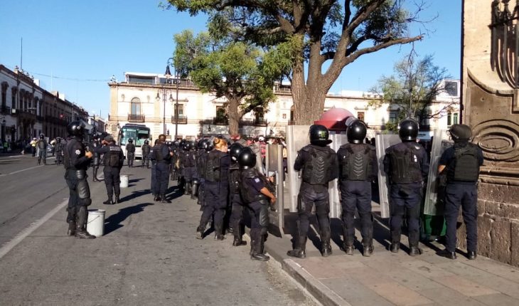 Desalojan a normalistas que pretendían acampar en el centro de Morelia