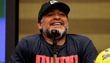 Diego Maradona renovó como entrenador de Gimnasia