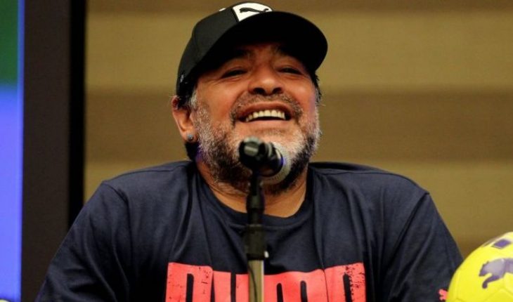 Diego Maradona renovó como entrenador de Gimnasia
