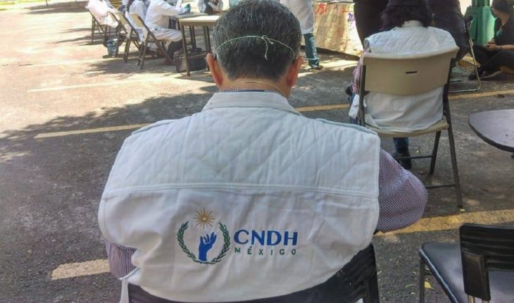 Funcionario de CNDH denuncia que dejaron de pagarle; Comisión lo niega