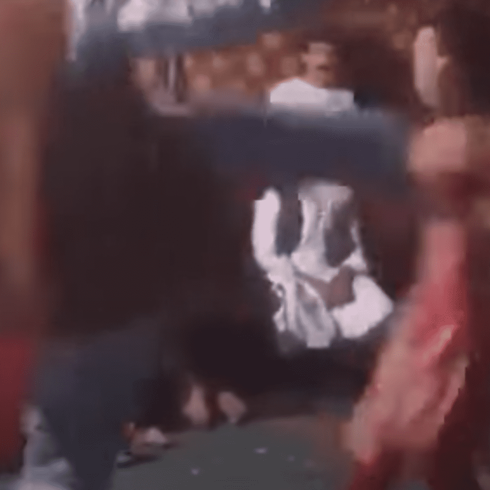 Hombre patea brutalmente a mujer que hacía baile "sensual" (VIDEO)