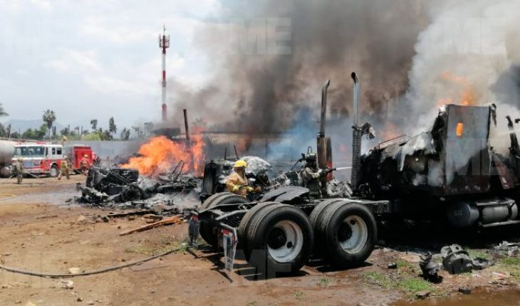 Incendio destruye seis vehículos de carga en la Central de Abastos de Uruapan
