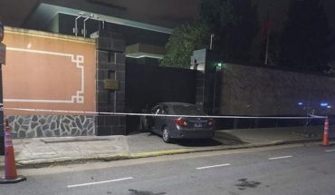 Joven chocó un auto contra el portón de la Embajada de China y dejó una carta