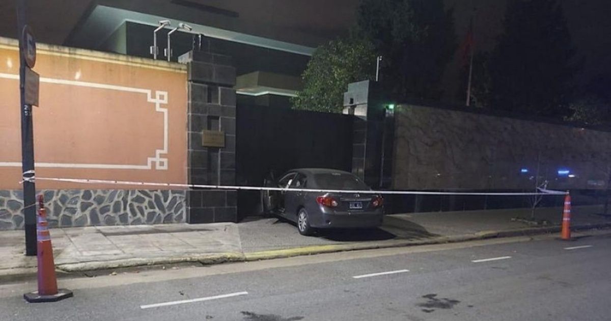 Joven chocó un auto contra el portón de la Embajada de China y dejó una carta