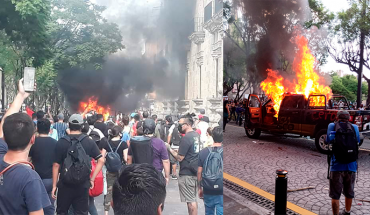 Jóvenes manifestantes se enfrentan a policías en Palacio de Gobierno de Guadalajara (Video)