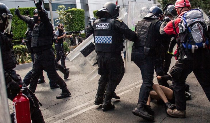 Vinculan a proceso a policías acusados de golpear a menor durante protesta
