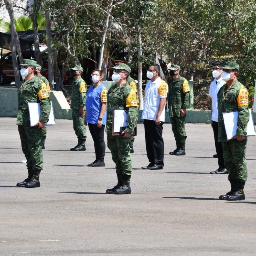 Mazatlán: Distinguen y recompensan personal militar su valor frente al Covid-19