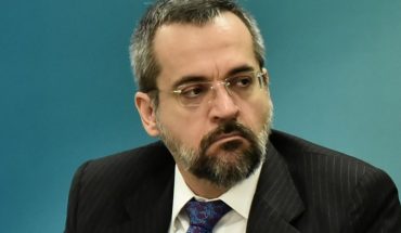 Multaron al ministro de Educación de Brasil por salir a la calle sin barbijo