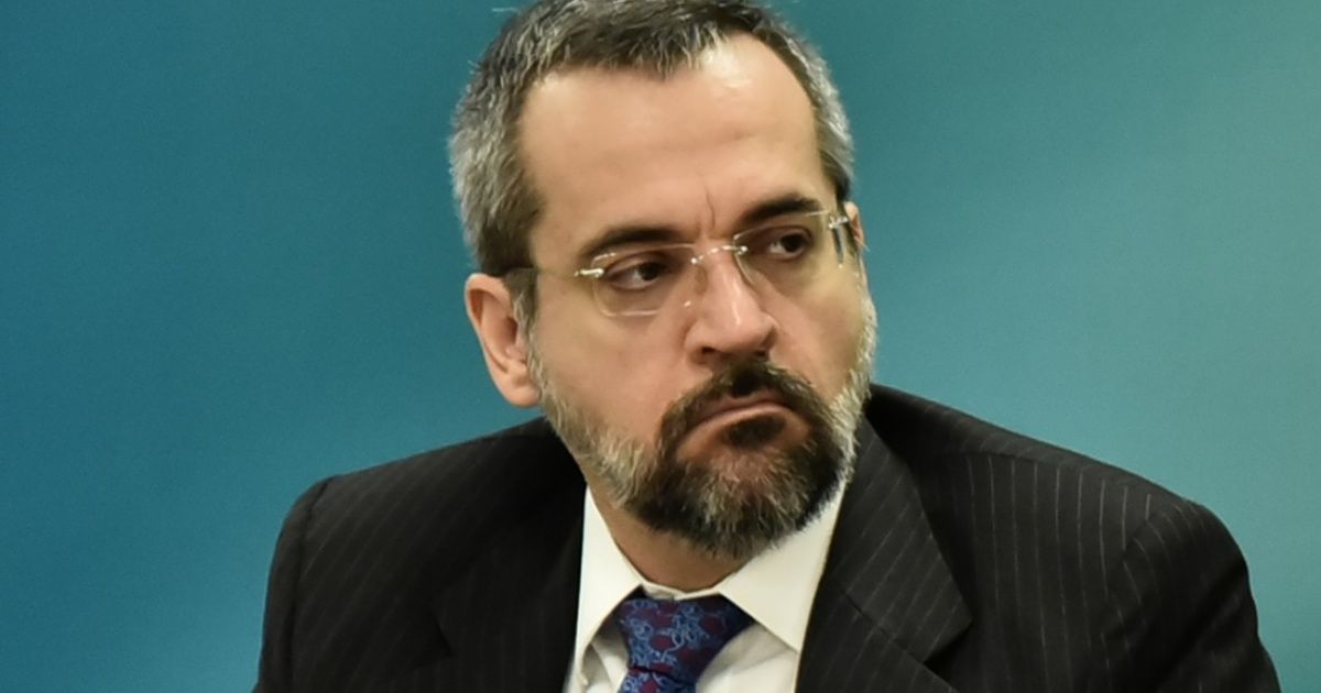 Multaron al ministro de Educación de Brasil por salir a la calle sin barbijo