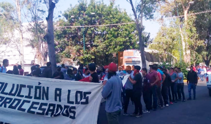 Nueve normalistas pasan a prisión preventiva por bloqueos en Michoacán