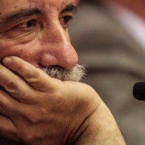 Raúl Zurita critica cierre de embajadas y califica medida de “unilateral, arbitraria y prepotente”