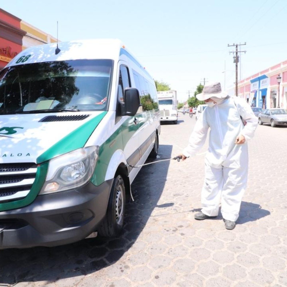 Sanitizan vehículos de transporte público en El Fuerte