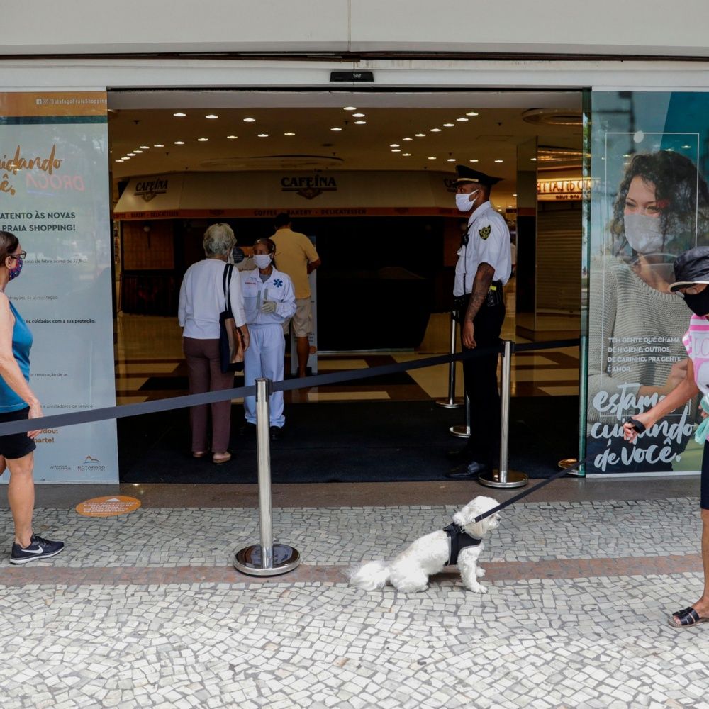 Sao Paulo y Río reabren centros comerciales pese avance de COVID-19