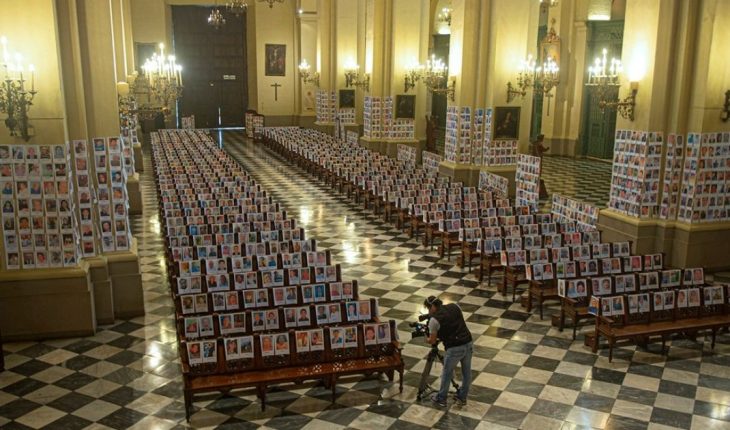 Se realizó una misa en Perú con las fotos de 5.000 fallecidos por el COVID