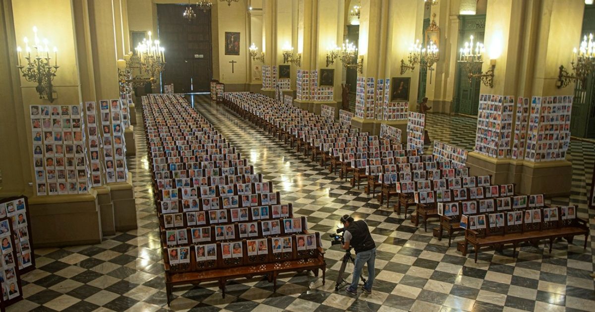 Se realizó una misa en Perú con las fotos de 5.000 fallecidos por el COVID