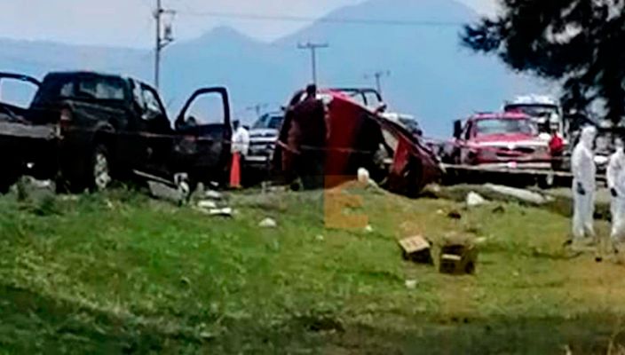 Tres personas mueren en choque entre auto y camioneta en Indaparapeo