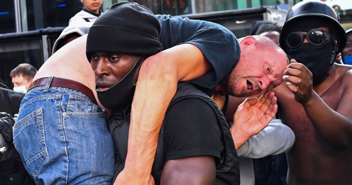 Un militante del Black Lives Matter ayudó a un contramanifestante herido