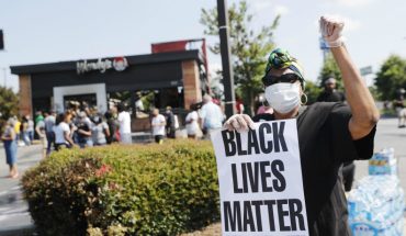 Un policía de Atlanta fue despedido y otro fue suspendido tras la muerte de un hombre negro