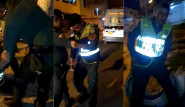[VIDEO] Increíble “espectáculo” de dos policías ebrios en Colombia: chocaron vehículo oficial y fueron increpados por la gente