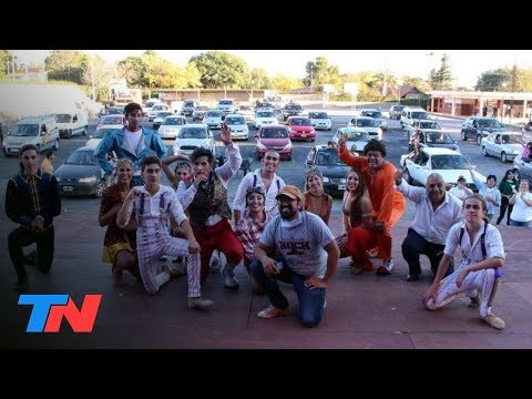 Cuarentena | "Autocirco" en Merlo: la gente vio el show del circo desde sus autos