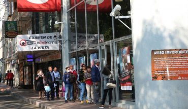 translated from Spanish: CDMX seeks to cut wages to avoid crowds in banks