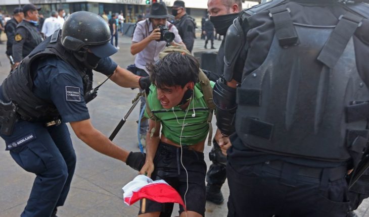 translated from Spanish: Cops threaten young man to disappear from protesting in Jalisco