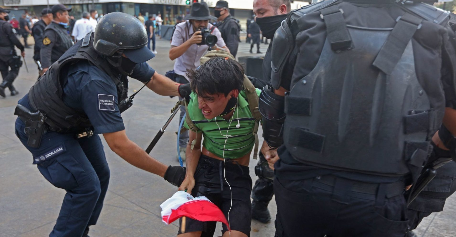 Cops threaten young man to disappear from protesting in Jalisco