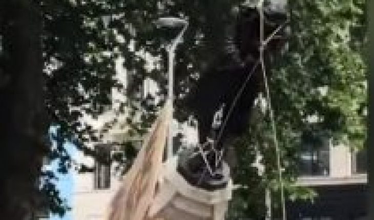 translated from Spanish: Demonstrators take down 17th-century slave trader statue in UK