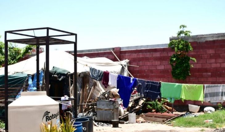 translated from Spanish: Family lives in anguish when inhabiting house with roof and walls of rubber in Culiacan, Sinaloa
