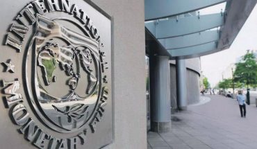 translated from Spanish: IMF estimated a 4.9% drop in the world economy in 2020