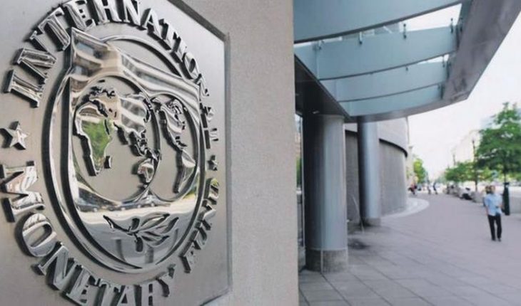 translated from Spanish: IMF estimated a 4.9% drop in the world economy in 2020
